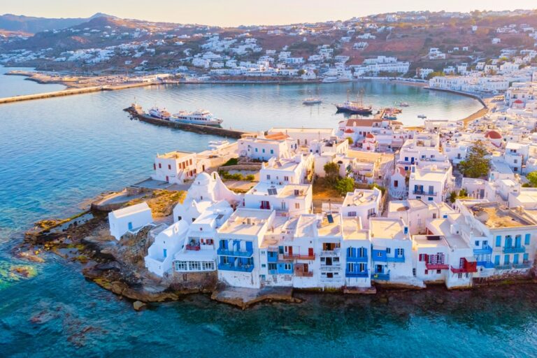 empty,street,of,mykonos,greek,village,in,greece,,colorful,streets
