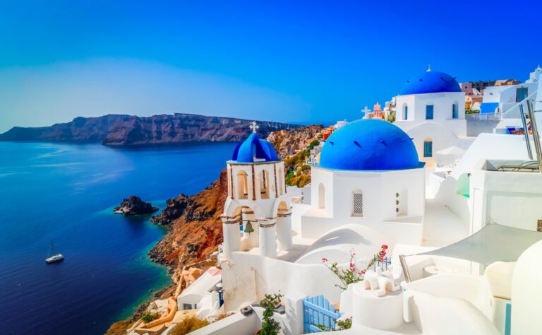 traditional,greek,village,oia,of,santorini,,with,blue,domes,against
